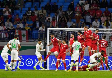 El jugador de Arabia Saudí Mohammed Al-Burayk lanza una falta. 