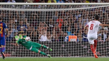 Claudio Bravo se despide de Barcelona tapando un penal y ganando la Supercopa