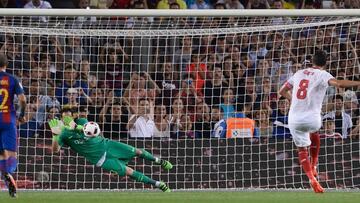 Claudio Bravo se despide de Barcelona tapando un penal y ganando la Supercopa