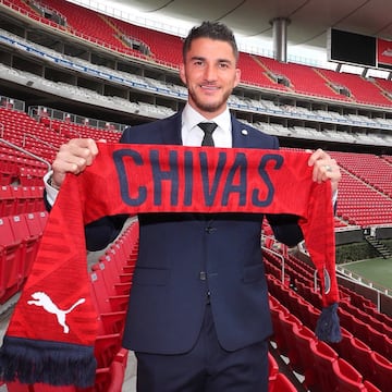 Si de algo adolecía Chivas era en defensa. Con la llegada del experimentado central se busca renovar la parte baja del equipo y suplir la salida de Carlos Salcido.