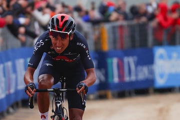 El ciclista colombiano Egan Bernal del Team INEOS Grenadiers ganó la novena etapa del Giro de Italia 2021 y es el nuevo líder de la clasificación general.