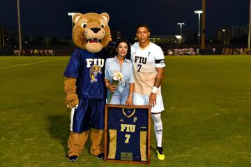 Detrás de un gran sueño, una gran mujer. Santiago y su señora madre recibiendo reconocimiento en FIU