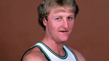 Larry Bird, m&iacute;tico jugador de los Boston Celtics de la NBA, posa con la camiseta de los &quot;orgullosos verdes&quot; en una imagen de archivo.