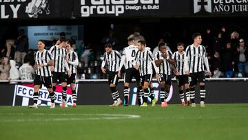 Los albinegros celebran el gol ante el Sporting.