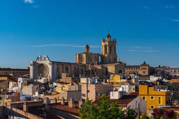 La ciudad catalana fue fundada en el siglo V a.C. por los iberos con el nombre de 'Cesse'. El explendor le llegó con el Imperio Romano llegando a rivalizar con la misma Roma. 