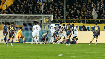 Matias Soulé marca de falta.