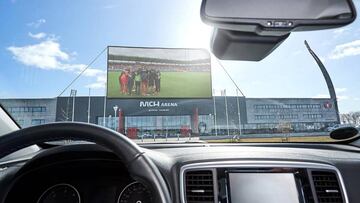 Apoyar desde el p¨¢rking del estadio: la soluci¨®n danesa si se juega a puerta cerrada