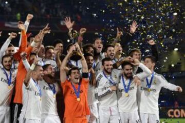 Iker Casillas capitán del  Real Madrid levanta el trofeo del Mundial de Clubes después de ganar el partido ante el San Lorenzo de Almagro en el estadio de Marrakech