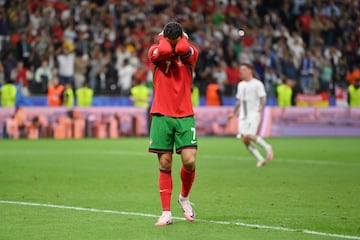 Minuto 104. El internacional portugués se lamenta tras fallar desde los once metros.