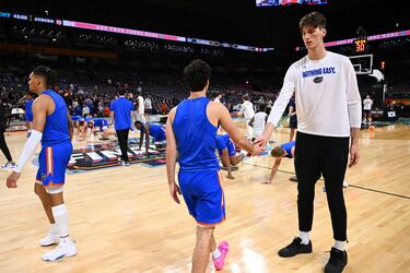 Olivier Rioux calienta antes del partido de la Final Four del Torneo de Baloncesto Masculino de la NCAA en el Alamodome el 5 de abril de 2025 en San Antonio, Texas.