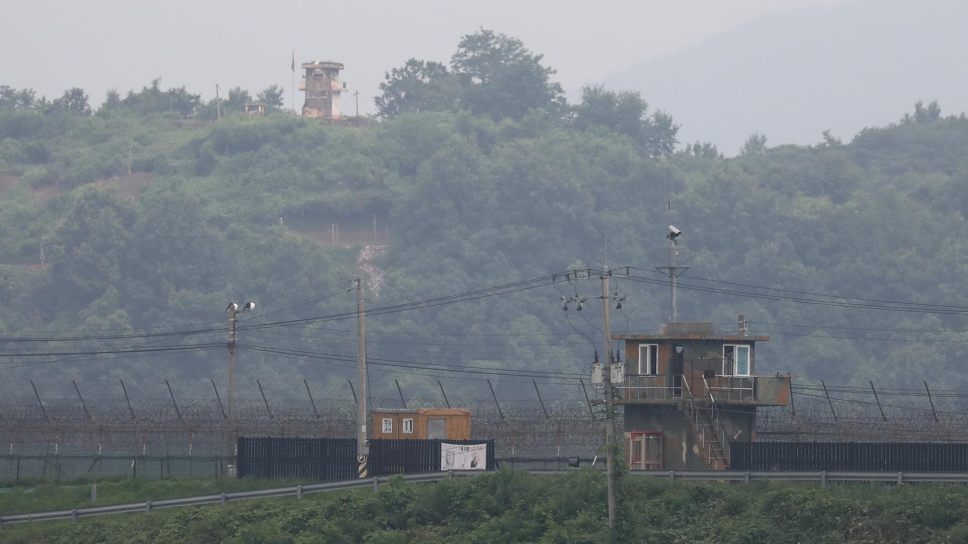 Un puesto de guardia norcoreano (en la parte superior de la imagen) visto desde Corea del Sur, en la zona desmilitarizada (DMZ), el 19 de julio de 2023, en Paju, Corea del Sur.