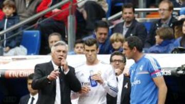 Ancelotti charla con Bale antes de hacer un cambio.