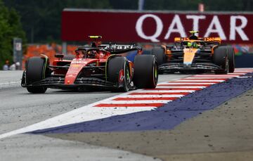 ¡Carlos Sainz adelanta a Lando Norris por fuera en la curva 4! El de McLaren ha dado pelea al madrileño, aunque la diferencia de velocidad era muy grande.