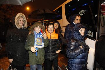 Ni la lluvia ni el frío espantaron las ilusiones de los más de 2000 seguidores del Fuenlabrada que se trasladaron en autobús hasta el Estadio Santiago Bernabéu