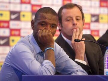 Eric Abidal anunció en una sala de prensa repleta y entre lágrimas que se va del Barcelona. Lo hizo en un acto en el que estuvo acompañado por toda la plantilla del Barcelona y en la que estuvo acompañado por Sandro Rosell y Andoni Zubizarreta.