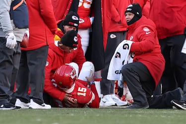 El quarterback  de los Kansas City Chiefs yace en el suelo tras lesionarse en el último cuarto de un partido de la NFL entre Los Angeles Chargers y Kansas City Chiefs.
