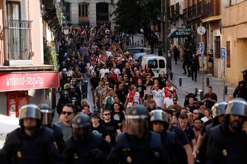 Agentes de policía escoltan a los seguidores del Feyenoord desde la Plaza Mayor de Madrid hasta los alrededores del Metropolitano.