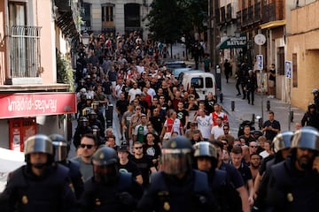 Agentes de policía escoltan a los seguidores del Feyenoord desde la Plaza Mayor de Madrid hasta los alrededores del Metropolitano.