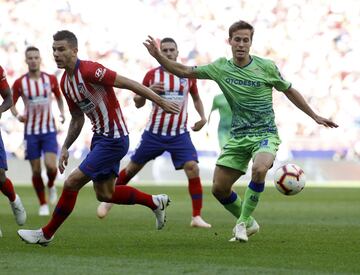 Sergio Canales ante Lucas Hernández. 