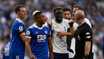 Davinson Sánchez durante el partido entre Tottenham y Leicester City por Premier League.