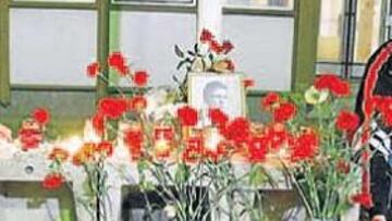 <b>ADIÓS. </b>Desde que falleció, el 17 de noviembre, los húngaros han colocado velas y fotos de Puskas en el estadio que lleva su nombre.