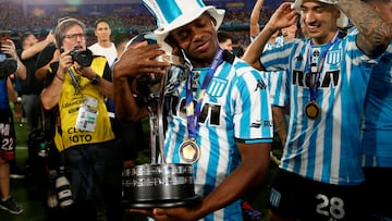 Soccer Football - Copa Sudamericana - Final - Racing Club v Cruzeiro - Estadio La Nueva Olla, Asuncion, Paraguay - November 23, 2024 Racing Club's Johan Carbonero celebrates with the trophy after winning the Copa Sudamericana REUTERS/Cesar Olmedo TPX IMAGES OF THE DAY