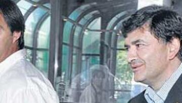 <b>CAZADOS. </b>AS pilló a Josep Maria Andreu, Josep Sicart y Xavi Monclús en un céntrico restaurante de Barcelona. En la imagen, el presidente y el director deportivo.