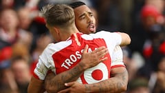 Leandro Trossard y Gabriel Jesús, jugadores del Arsenal, celebran el gol anotado por el belga ante el Crystal Palace.