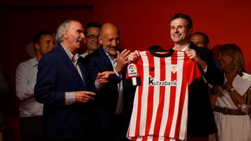 BILBAO, 25/06/2022.- El empresario bilbaíno Jon Uriarte (d) se ha convertido en el 33º presidente de la historia del Athletic Club tras imponerse hoy viernes en las elecciones celebradas en San Mamés a los otros dos candidatos, Iñaki Aretxabaleta y Ricardo Barkala. EFE/Luis Tejido
