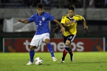 El jugador de Brasil Joao Pedro (i) disputa el balón con Alexis Zapata (d) de Colombia en partido del hexagonal final del Campeonato Sudamericano Sub'20 que se disputa en el estadio Centenario de Montevideo