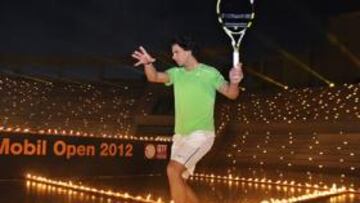 <b>ESPECTACULAR. </b>Nadal, en un acto de promoción del Open de Catar, con la pista iluminada por velas.