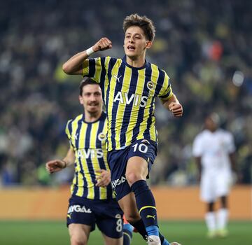 El joven jugador del Fenerbahce está siendo uno de los nombres propios de este mercado veraniego. Se encuentra en la agenda de grandes clubes como el Real Madrid o Barcelona. Nacido en la capital turca, el mediocentro ofensivo ha disputado esta temporada 20 partidos en la Süper Lig en los que ha anotado cuatro goles y ha dado cuatro asistencias. Pero más allá ha llamado la atención su gran calidad con el balón en los pies. Cuando el esférico está en su poder es infinitamente superior al resto de jugadores.