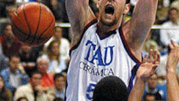 <b>DETERMINANTE.</B> El Chapu Nocioni destrozó la defensa italiana.