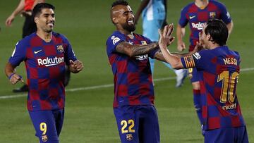 Vidal saluda a Messi, con Suárez por detrás.