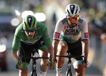 Sam Bennett y Peter Sagan cruzan juntos la meta en el marcaje férreo por el maillot verde.