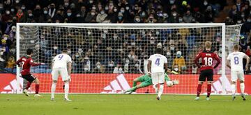 3-1. Gonçalo Guedes marca el gol del conjunto che tras lanzar el penalti, desviar Courtois y rematar de nuevo con la cabeza para mandar el balón a la red.