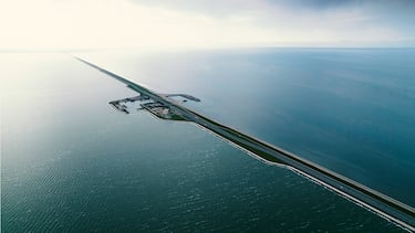 En mayo de 1940, fue el escenario de la Batalla de Afsluitdijk. Las tropas neerlandesas lograron detener el avance nazi gracias a las fortificaciones construidas en el dique, siendo uno de los pocos lugares donde el ejército alemán fue derrotado en combate directo durante la invasión del país.