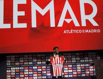 Thomas Lemar presented with his No.11 shirt at Atlético's Wanda Metropolitano today.