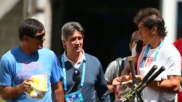 Nadal explica a su tío el estado de su mano en presencia del doctor Ángel Ruiz Cotorro.
