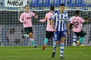 1-1. Antoine Griezmann celebró el primer gol con Leo Messi.