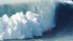 El surfista brasile&ntilde;o Felipe &quot;Gordo&quot; Cesarano justo en el momento en el que le coge una ola gigante de Nazar&eacute; (Portugal) este mes de enero del 2020.