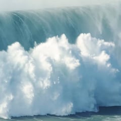 Una ola gigante de 18 metros de altura se come a un surfista en Nazaré