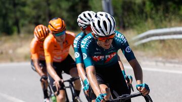 LOUSA (PORTUGAL), 19/08/2024.- El grupo de escapados compuesto por los ciclistas Ibón Ruiz y Unai Iribar del equipo Kern Pharma y los ciclistas del equipo Euskaltel-Euskadi, Luis Ángel Mate y Xabier Isasa, compiten en la etapa 3 de la Vuelta 2024, entre Lousa y Castelo Branco este miércoles, en Portugal. La Vuelta Ciclista a España, que se inició el pasado 17 de agosto en Lisboa (Portugal), culminará el próximo 8 de septiembre en Madrid. EFE/Javier Lizón