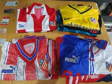 Camisetas atléticas de distintos años que el cantante mantiene en cajones.