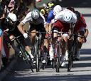 Sagan tumbó de un codazo a Cavendish y ganó Démare