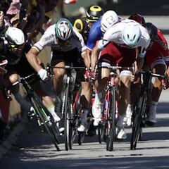 Sagan tumbó de un codazo a Cavendish y ganó Démare