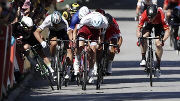 Sagan tumb車 de un codazo a Cavendish y gan車 D谷mare