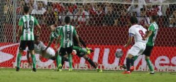 1-0. Mercado anotó el primer gol.