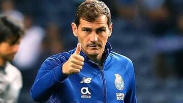 Iker Casillas haciendo la se&ntilde;al de ok durante un calentamiento con el Oporto.