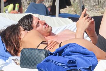 El portero del Real Madrid se relaja en sus días de vacaciones en las bellas playas de la isla balear.